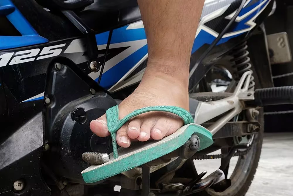 Is It Illegal to Drive with Flip-Flops in Texas? What You Need to Know